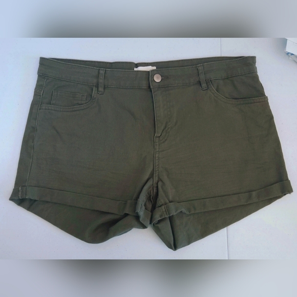 H&M khaki green stretch shorts size 12 - Picture 1 of 5